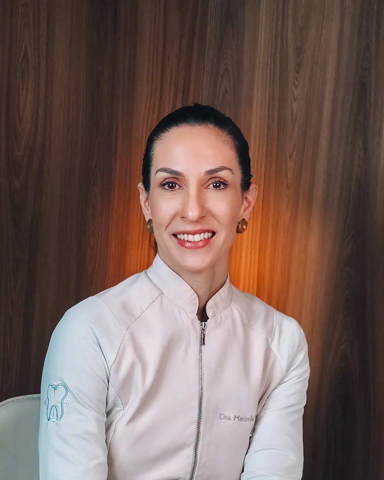 Dra. Marcela Moura, mestre em Ortodontia, atuação clínica em Recife desde 2007
