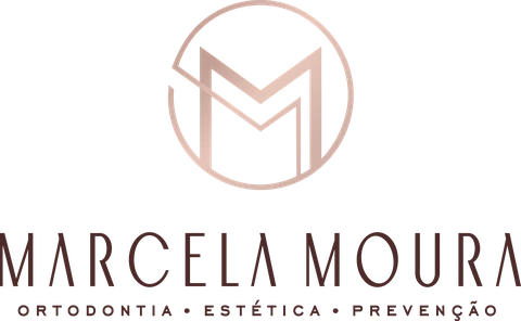 Logomarca vertical Dra. Marcela Moura - Ortodontia, Estética e Prevenção