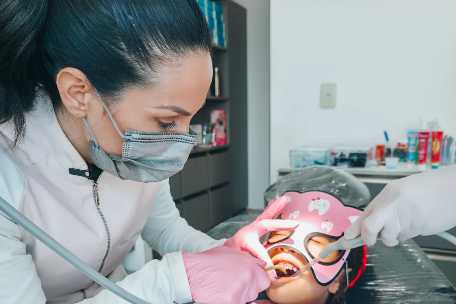 Atendimento odontopediátrico com paciente infantil no consultório do Pina