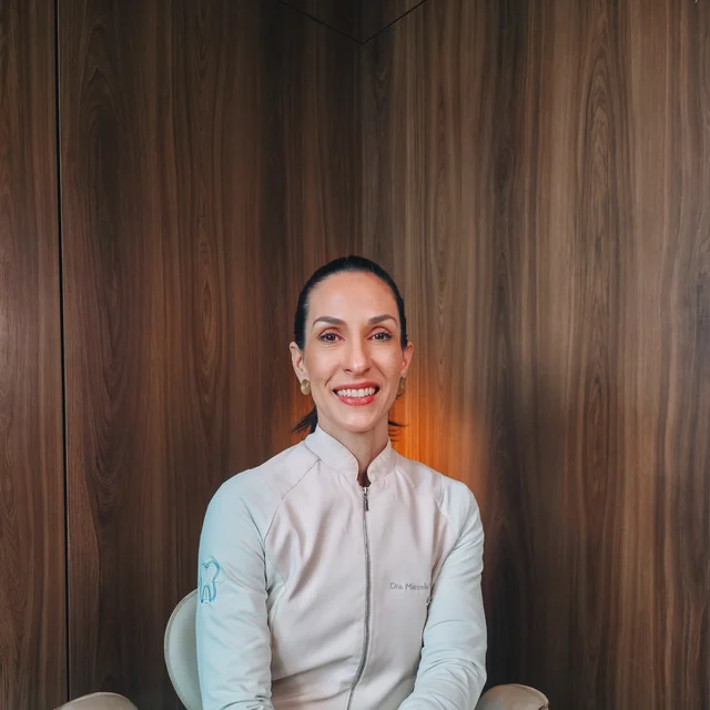 Dra. Marcela Moura sentada no consultório de ortodontia no Pina, Recife