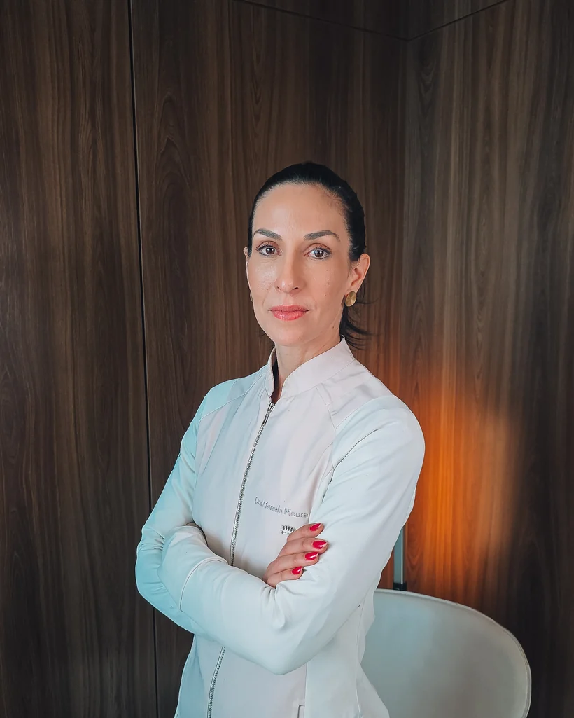 Dra. Marcela Moura, mestre em Ortodontia, com atuação clínica desde 2007
