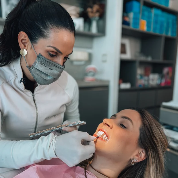 Procedimento de estética dental em resina composta no consultório do Pina