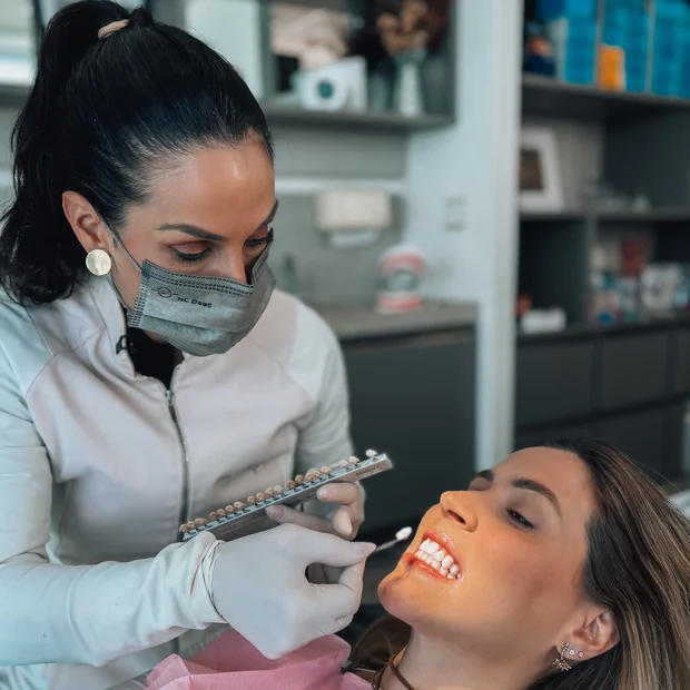 Dra. Marcela Moura conferindo o alinhamento dos dentes de uma paciente